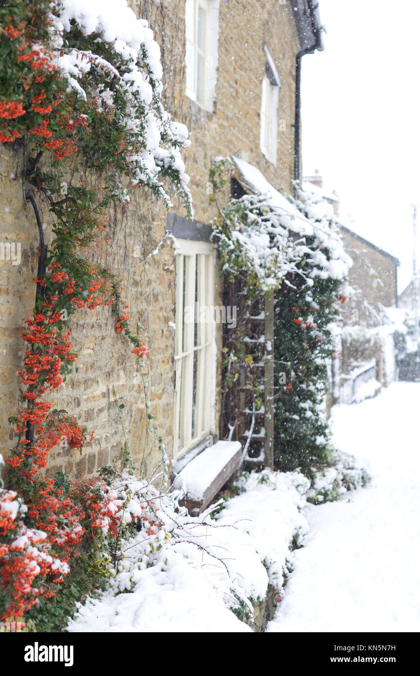Dorf in der englischen Landschaft im Schnee Stockfoto