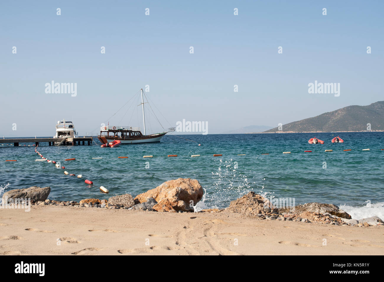 Bodrum Anatolien schöne Sicht auf das Meer. Strand Bodrum Anatolien mit Sand und Berge, das Meer mit dem Schiff. Schönen Hafen in der Nähe der Sandstrand. Stockfoto