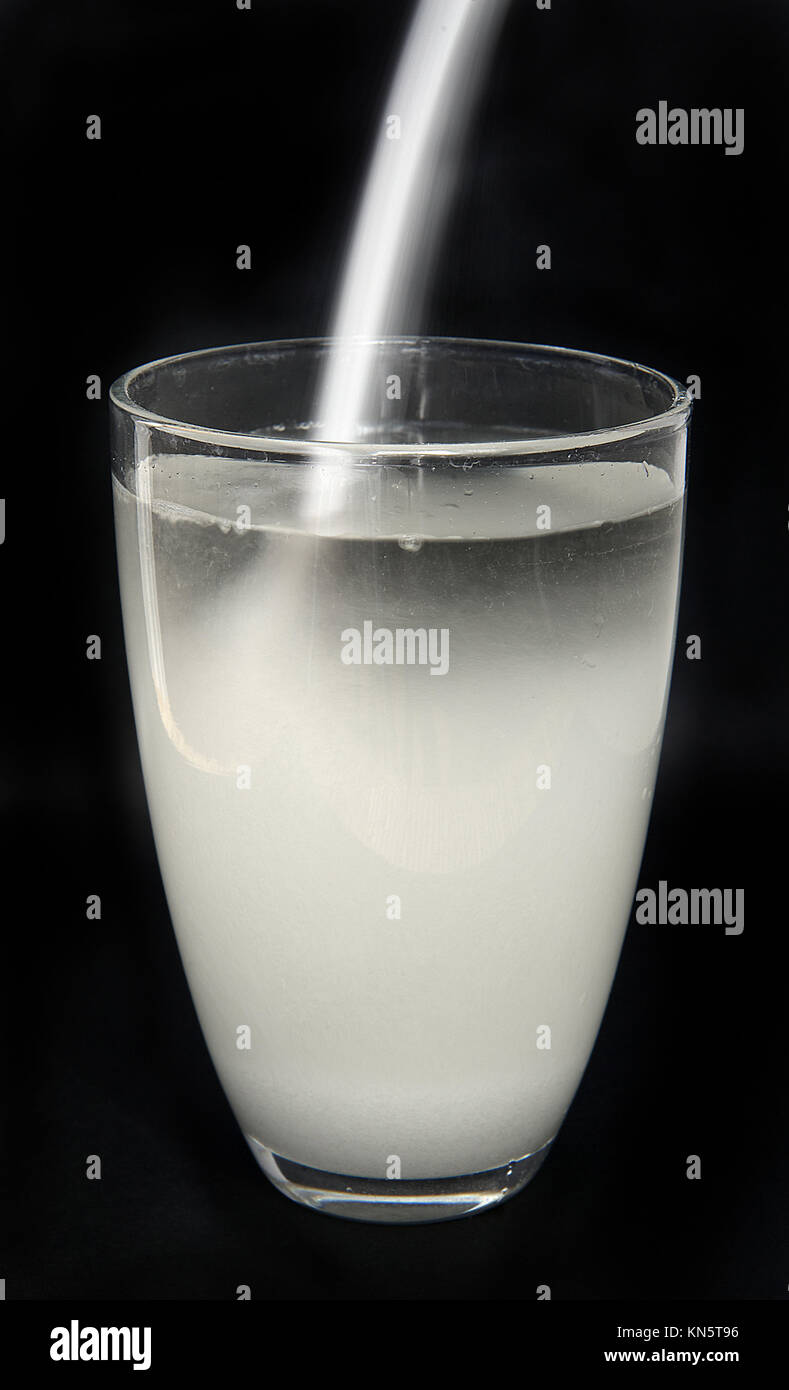 Ein Glas Wasser mit Zucker. Stockfoto