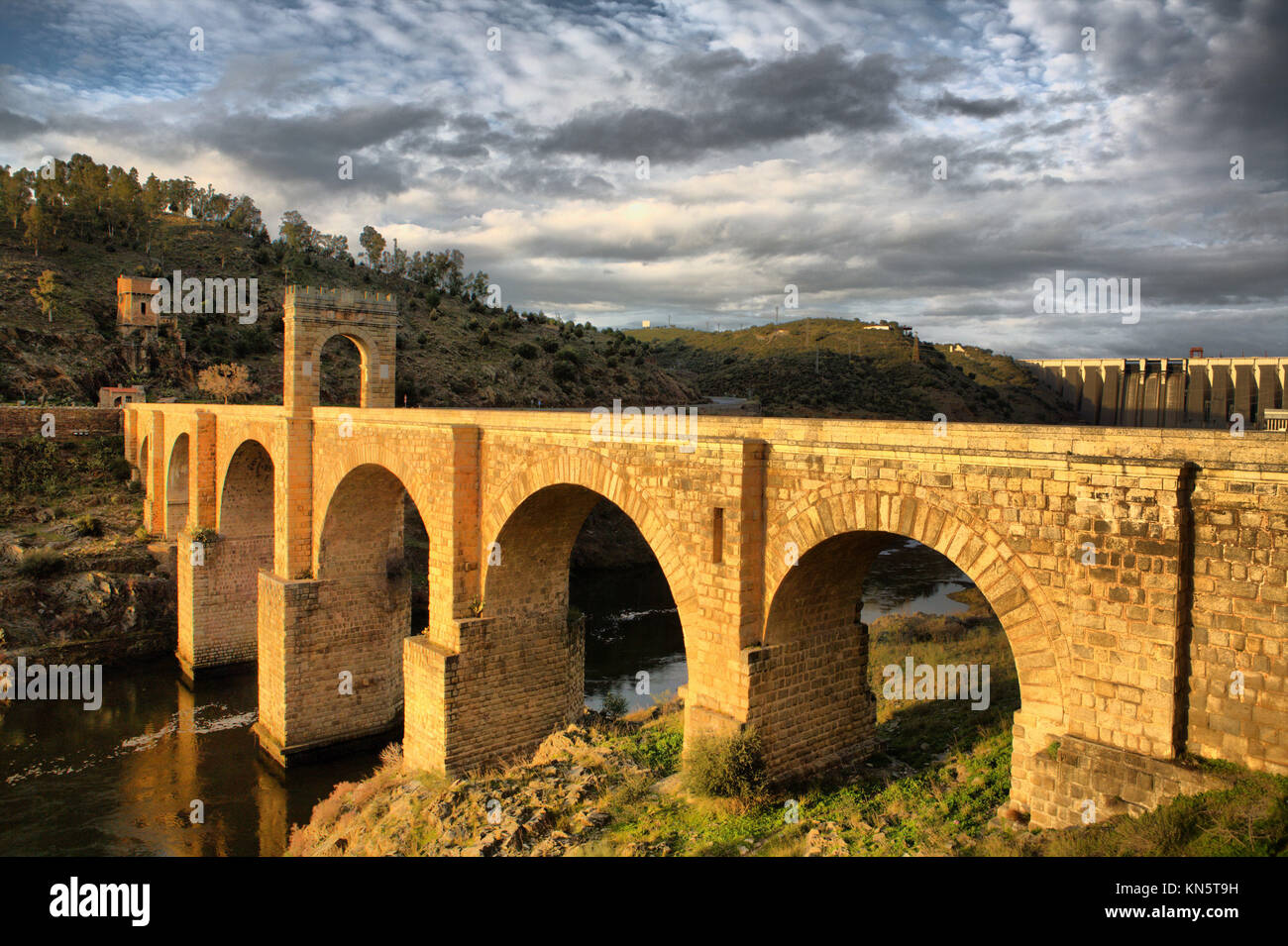 Römische Brücke von Alcantara. Termine von de II Jahrhundert v. Chr. Es war sehr über die Geschichte wichtiger als ein strategischer Punkt den Tejo während zu überqueren Stockfoto