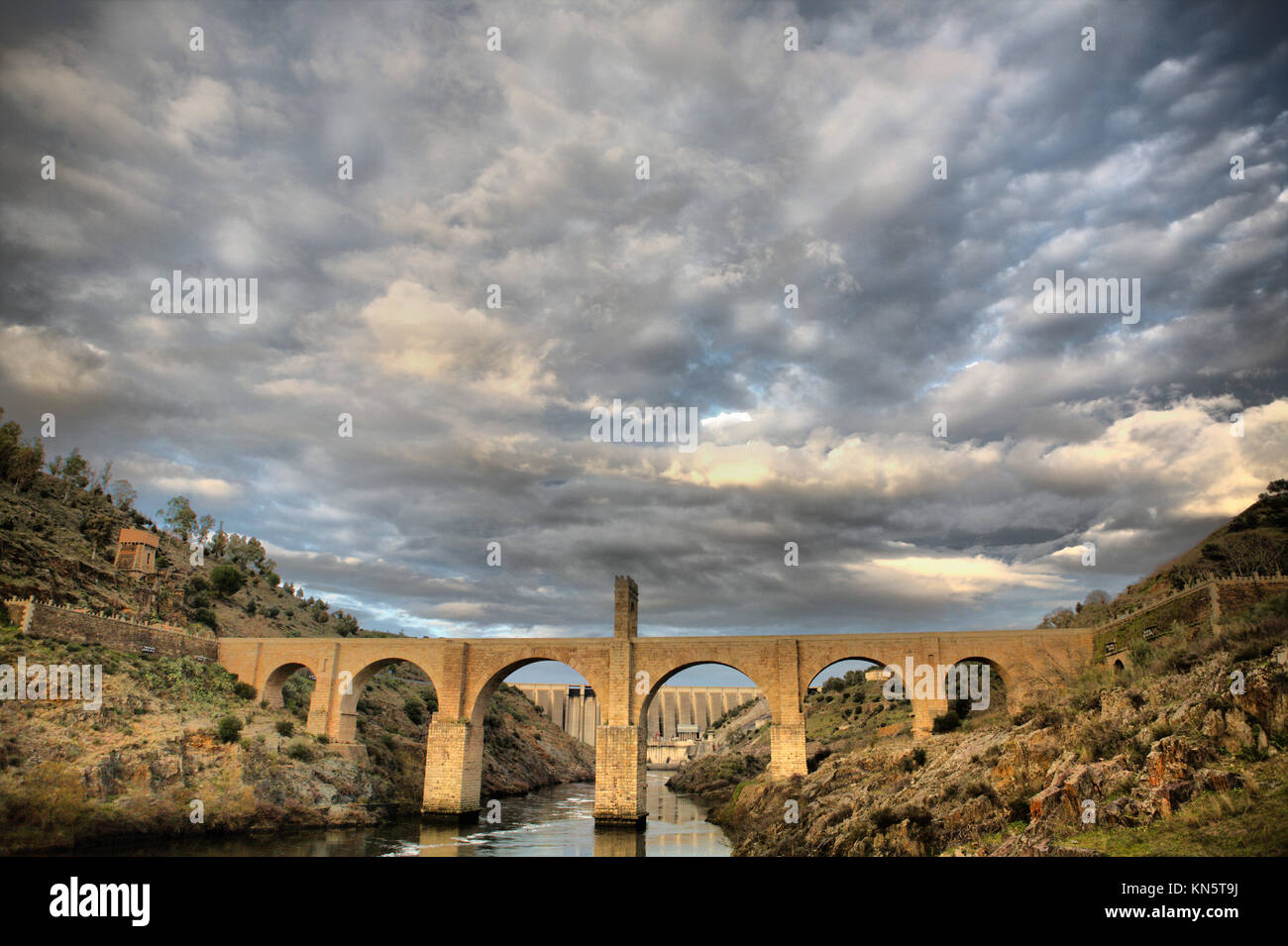 Römische Brücke von Alcantara. Termine von de II Jahrhundert v. Chr. Es war sehr über die Geschichte wichtiger als ein strategischer Punkt den Tejo während zu überqueren Stockfoto