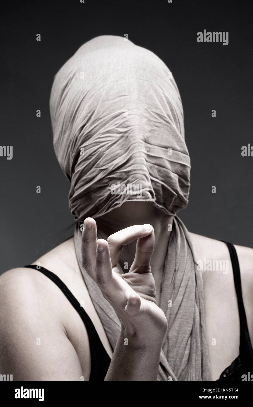 Frau Gesicht mit einem Tuch abdecken, die Hand mit Fingern Stockfotografie  - Alamy