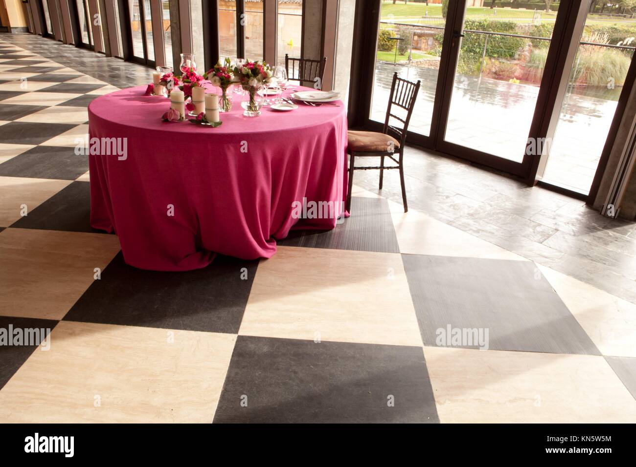 Gedeckter Tisch mit Vasen und Rosen an Hochzeit. Stockfoto