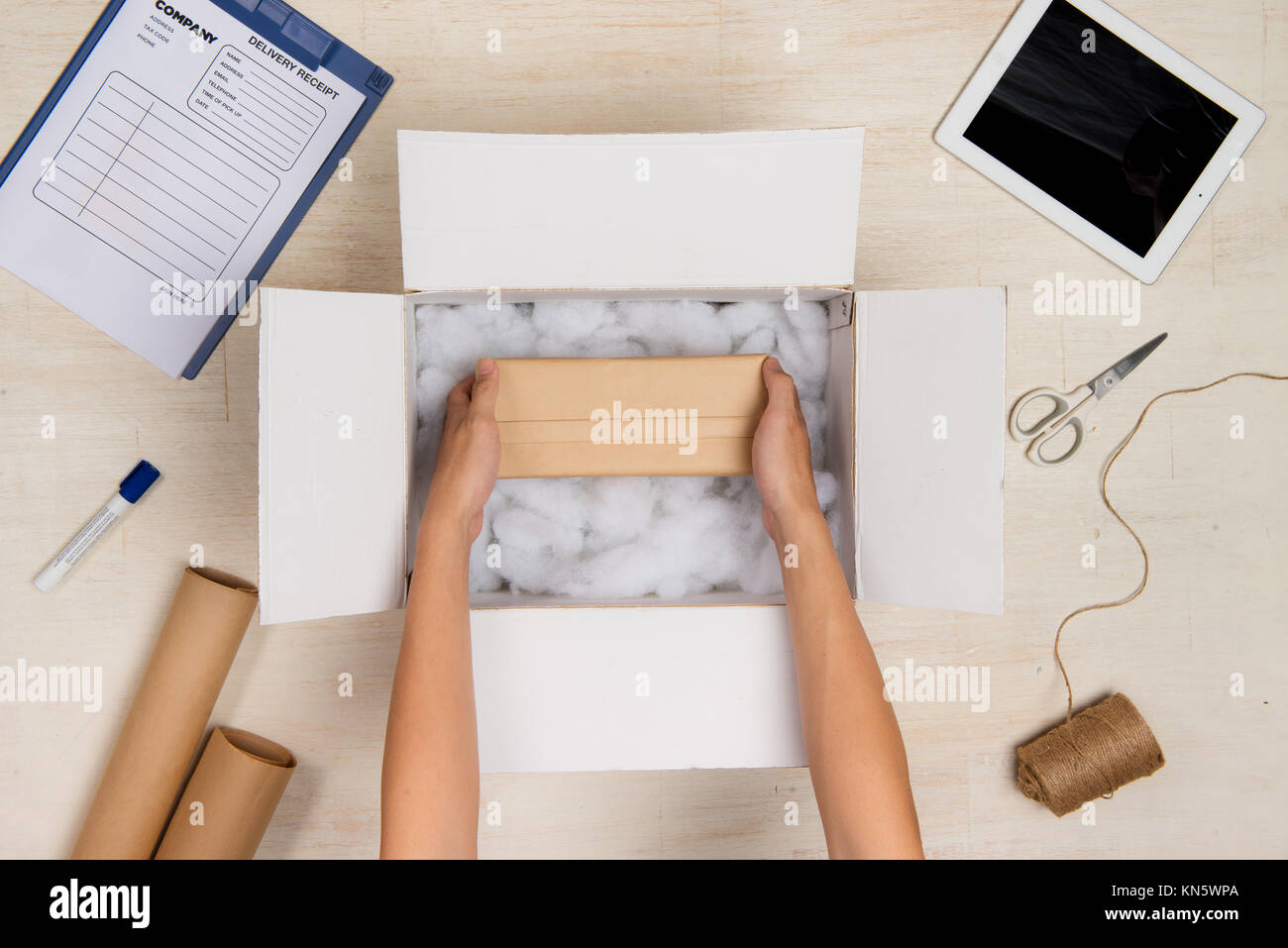 Öffnen einen Karton. Hände halten Geschenkbox in Karton Stockfoto