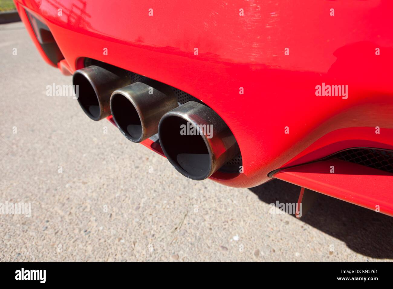 Sport Auto Auspuff mit drei verchromten Rohren Stockfotografie - Alamy