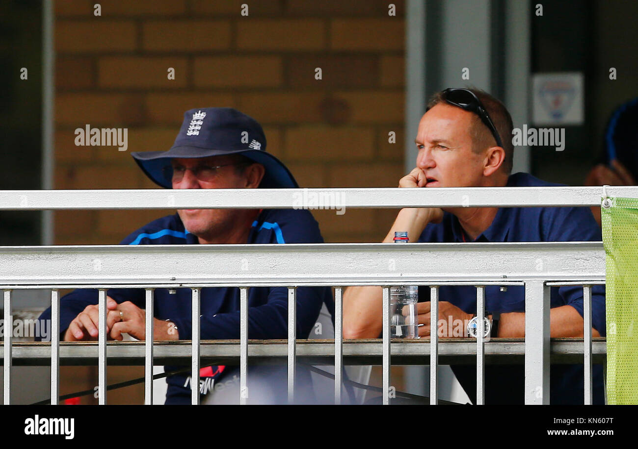 England's Trevor Bayliss Gespräche mit ehemaligen England Trainer Andy Flower während am ersten Tag der Tour in Richardson Park, Perth. PRESS ASSOCIATION Foto. Bild Datum: Samstag, Dezember 9, 2017. Photo Credit: Jason O'Brien/PA-Kabel Stockfoto