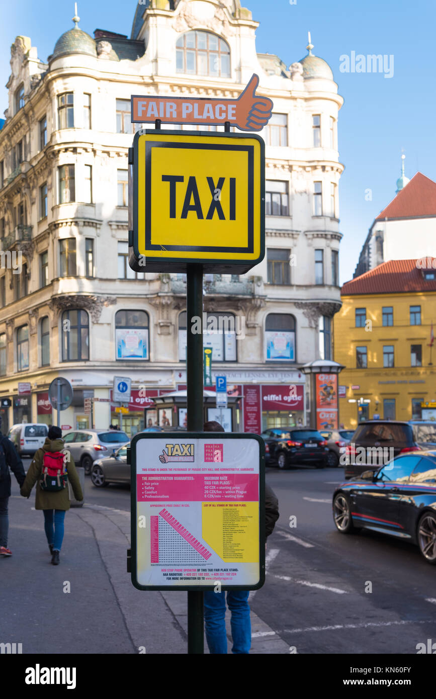Prag - Dezember 29, 2016: Offizielle Taxistand in der Innenstadt Stockfoto