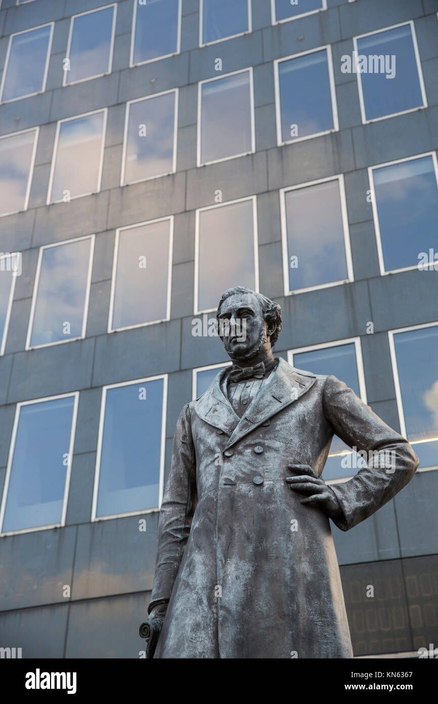 Statue und Denkmal für Zivil- und Eisenbahningenieur Robert Stephenson am Bahnhof Euston, London, UK - September 2015 Stockfoto