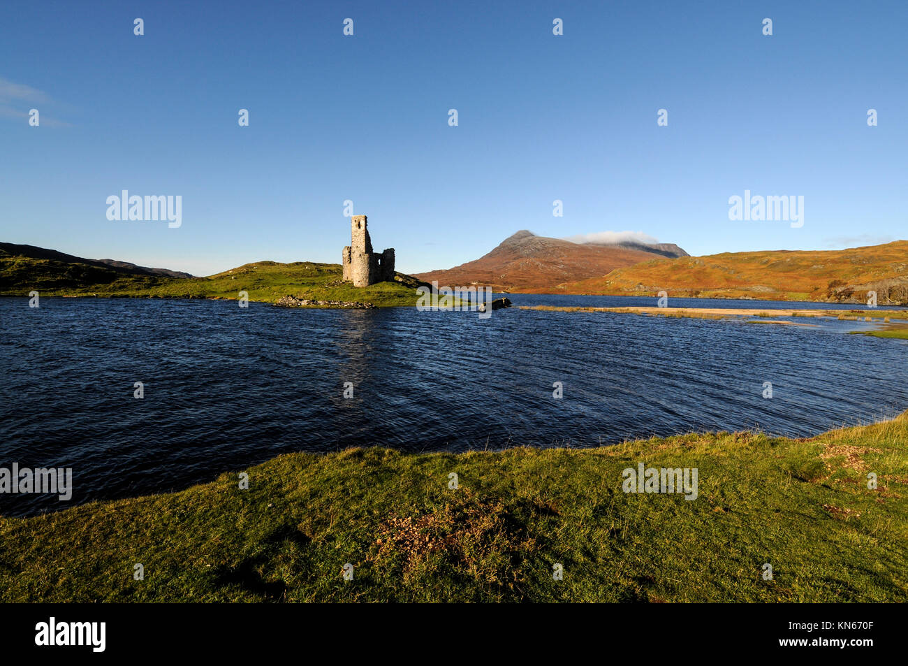 Ardvreck Castle am Ufer des Loch Assynt, ist ein Stein aus dem 16. Jahrhundert rechteckige drei Geschichte halten und den Innenhof der Festung, gegründet durch die Maacleods c Stockfoto