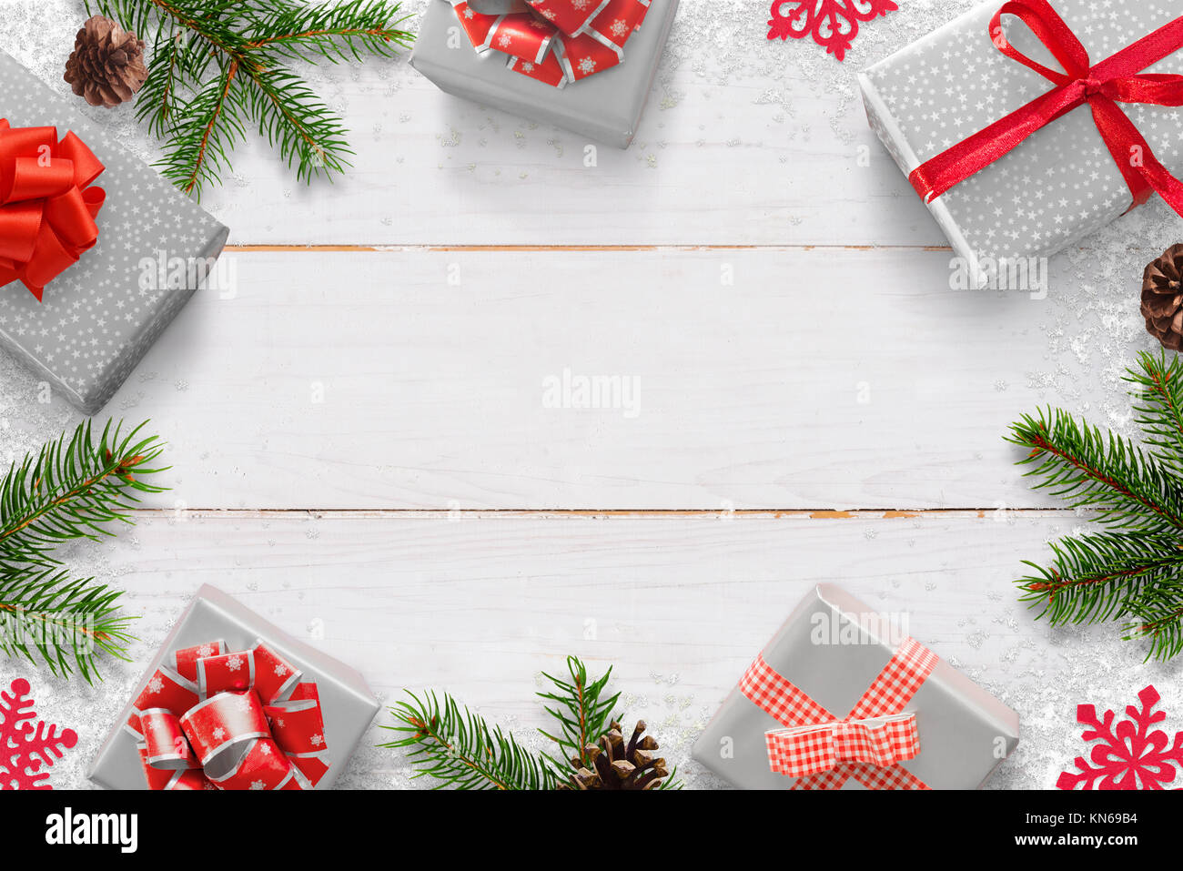 Weihnachten Neujahr Hintergrund mit Geschenken und freien Platz für Text. Weißes Holzbrett mit Weihnachtsbaum Zweige, kiefernzapfen, und Schneeflocke Dekoration Stockfoto