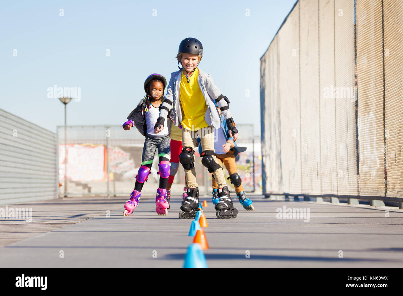 Portrait von jugendlichen Jungen und Mädchen, die gerne Inliner, rollenden Skate Park im Sommer Stockfoto