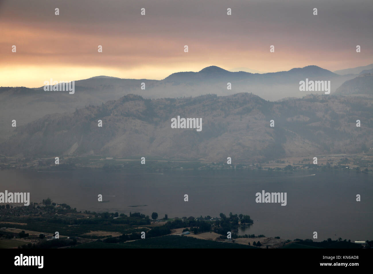 Blick auf wilde Feuer Rauch über See Osoyoos, Osoyoos Stadt, Okanagan Valley, British Columbia, Kanada. Stockfoto