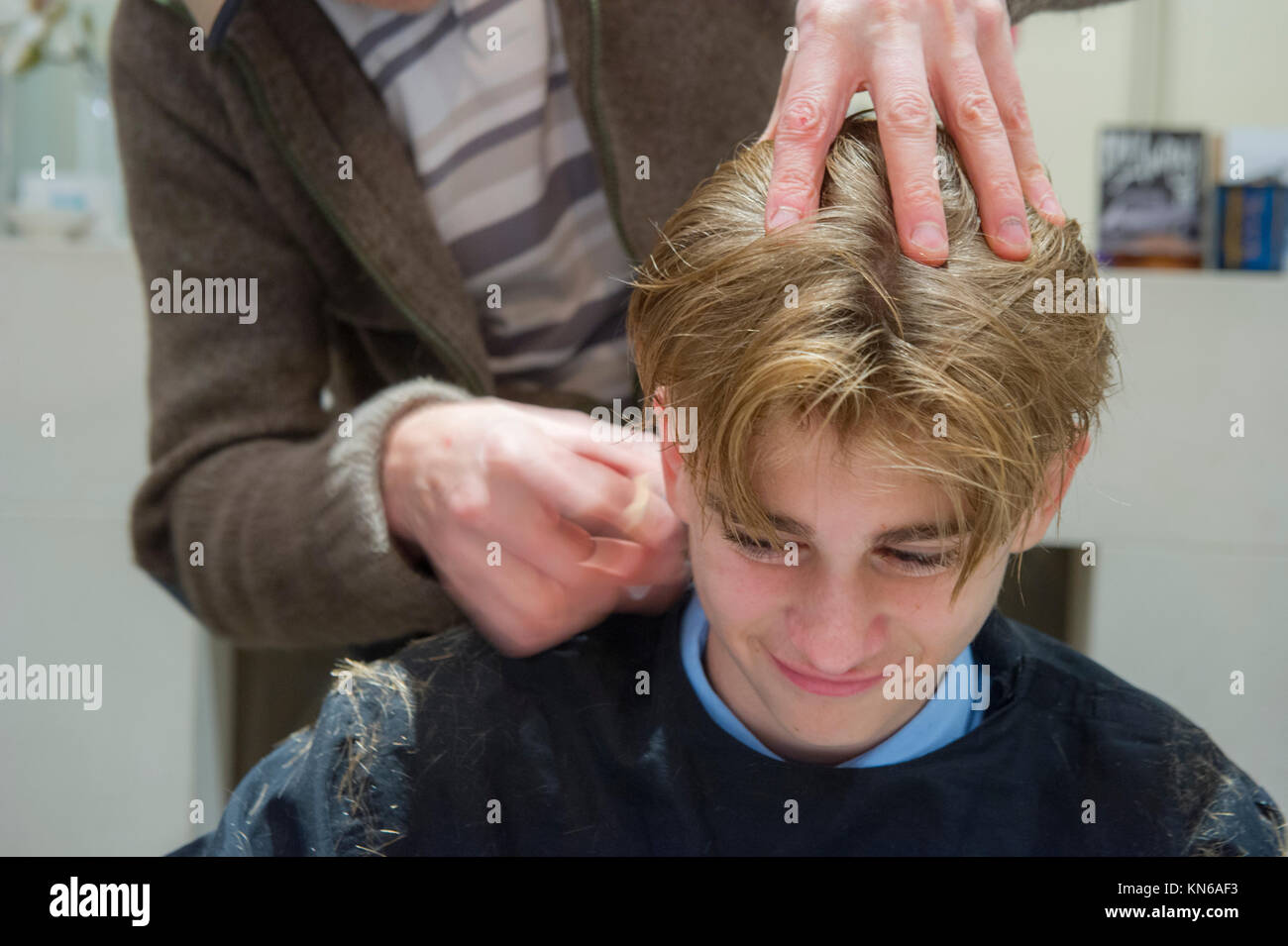 Ein Teenager hat die Haare schneiden. Stockfoto