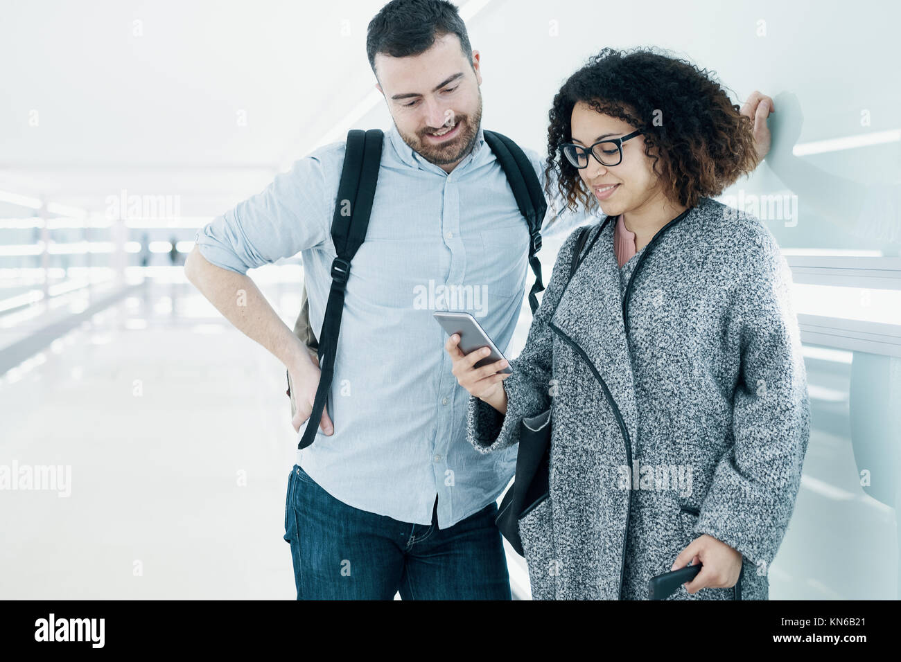 Paar bereit auf Ferien mit Travel App auf dem Smartphone zu gehen Stockfoto