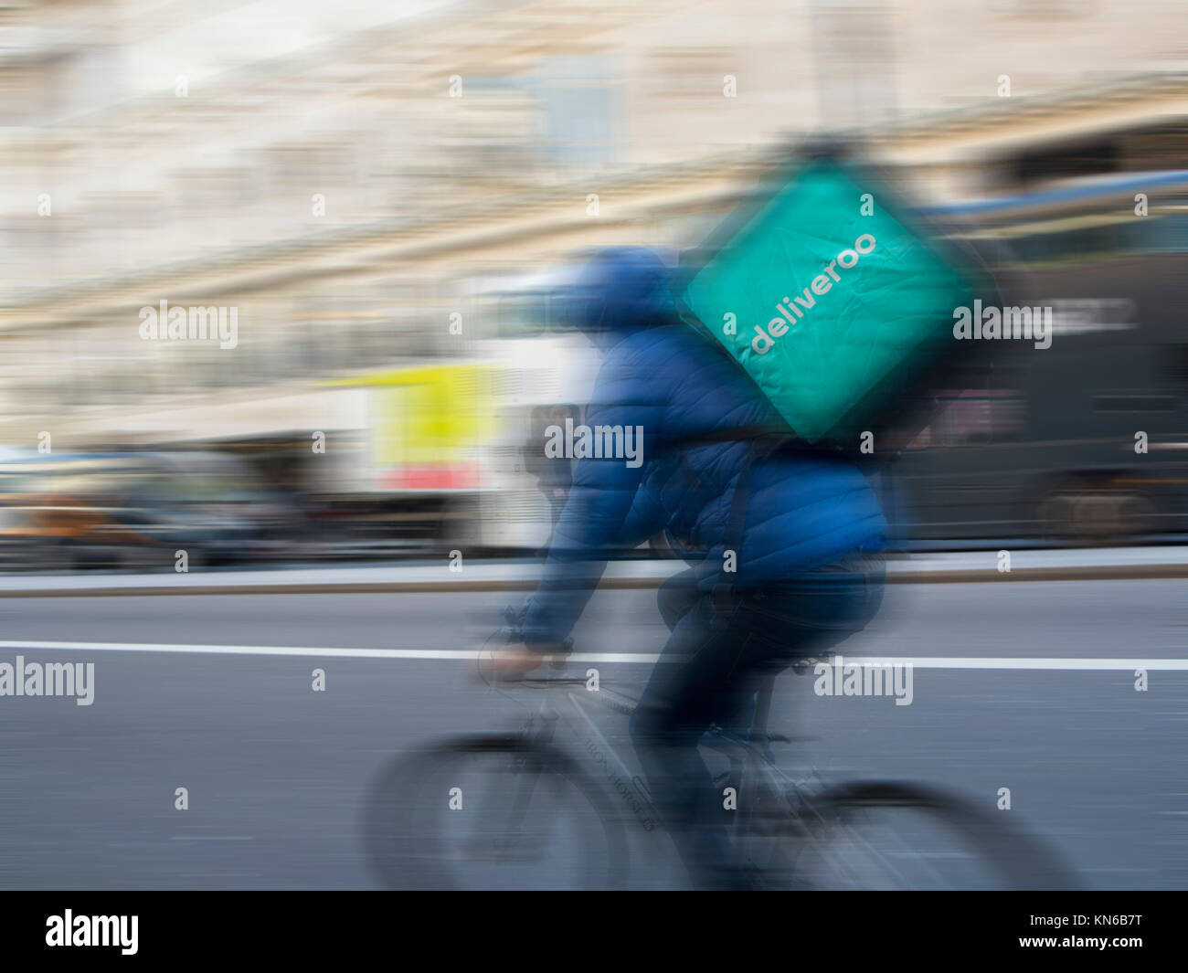 Eine Deliveroo Radfahrer am Piccadilly in London Stockfoto