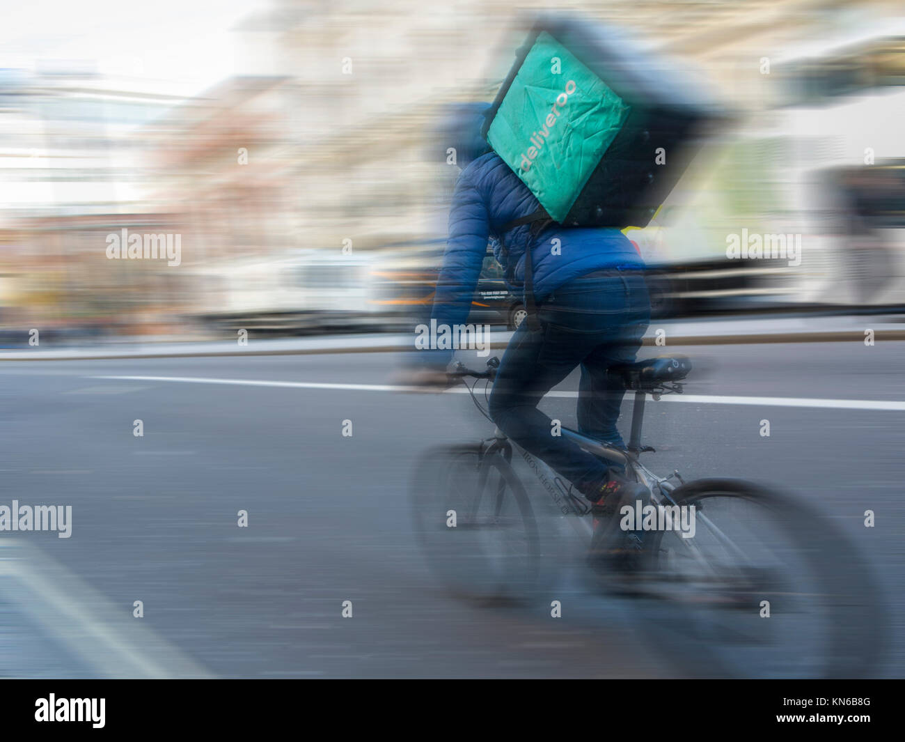 Eine Deliveroo Radfahrer am Piccadilly in London Stockfoto