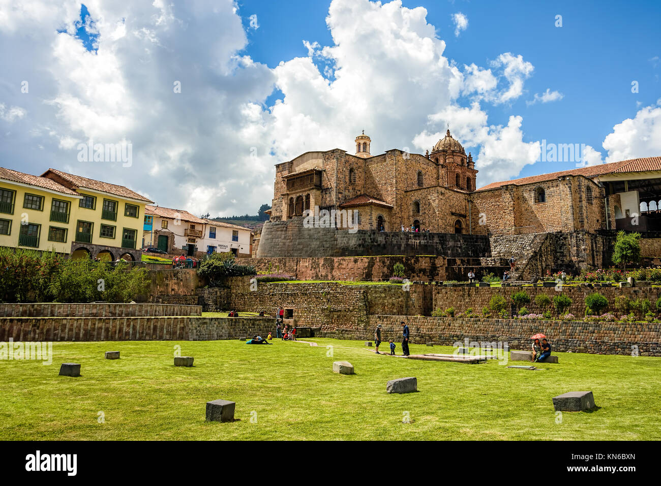 Alten Inka Tempel mit grünen Hof unter blauem Himmel mit Fluffy Clouds Stockfoto