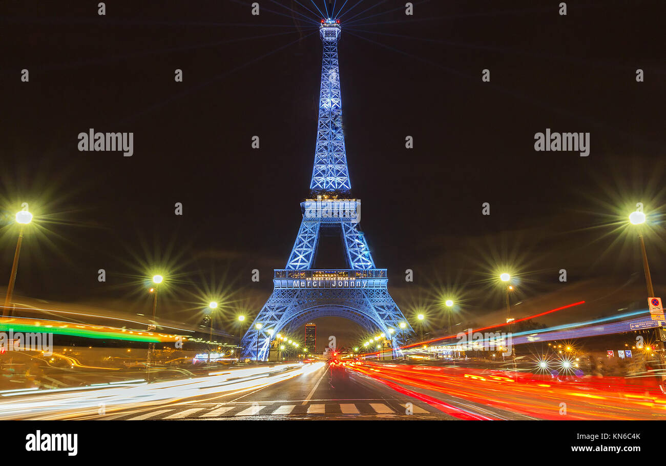 Der Eiffelturm leuchtet zusammen mit der Meldung Merci Johnny - Danke Johnny in französischer Sprache in Paris im Gedächtnis des späten französischen Rock star Johnny Hallyday. Stockfoto