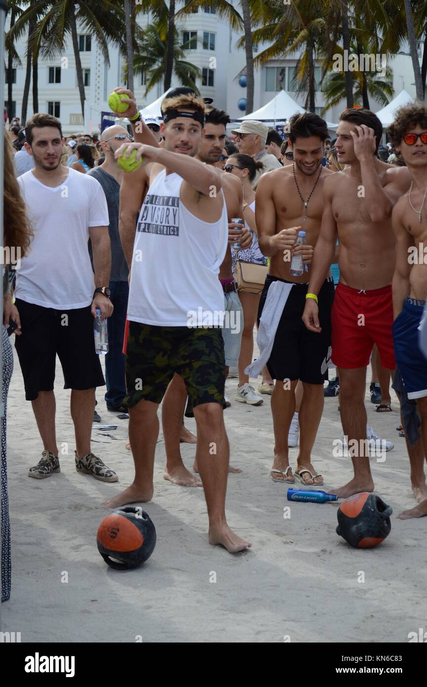 MIAMI BEACH, FL - Februar 07: Sports Illustrated Modell Nina Agdal den Tag verbrachte Flirten, rauchen und sich mit Freund Reid Heidenry auf das Modell Beach Volleyball Turnier in Miami am 7. Februar in Miami Beach, Florida, 2015. Personen: Nina Agdal Stockfoto