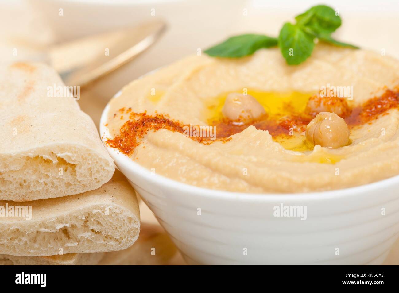 Traditionelle Kichererbsen Hummus mit pita Brot und Paprika auf der