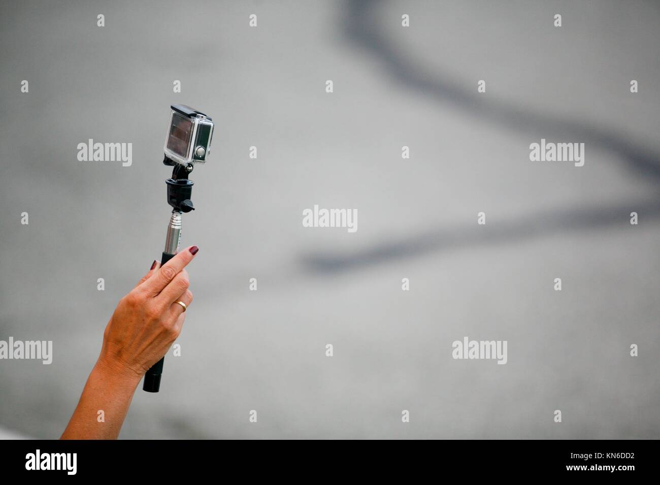 Hand, die kleine Kamera oft in extreme action video Fotografie verwendet. Stockfoto