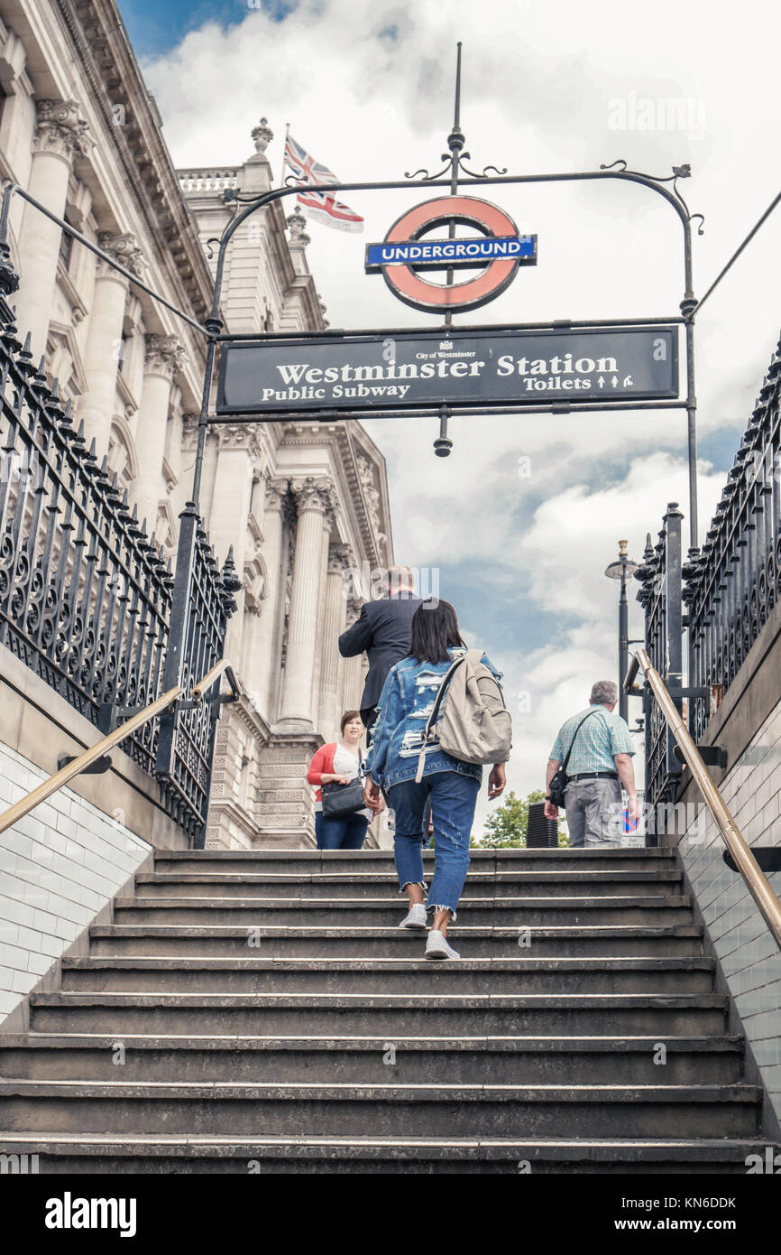 London UK rote Telefonzelle junger Mann Stockfoto