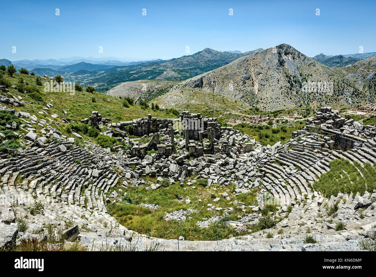 Amphitheater im antiken Ruinen hoch oben in den Bergen unter blauem Himmel Stockfoto