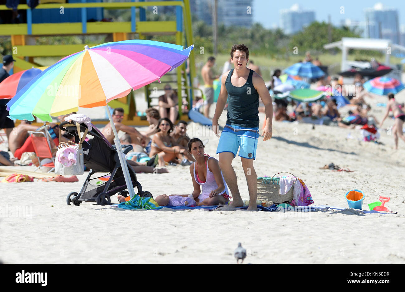 MIAMI BEACH, FL - Mai 08: Akteure Ana de Armas und Meilen Erzähler Film auf der Miami eingestellt von Waffen und Gecken mit Regisseur Todd Phillips am 8. Mai 2015 in Miami Beach, Florida. Personen: Ana de Armas, Meilen Teller Stockfoto