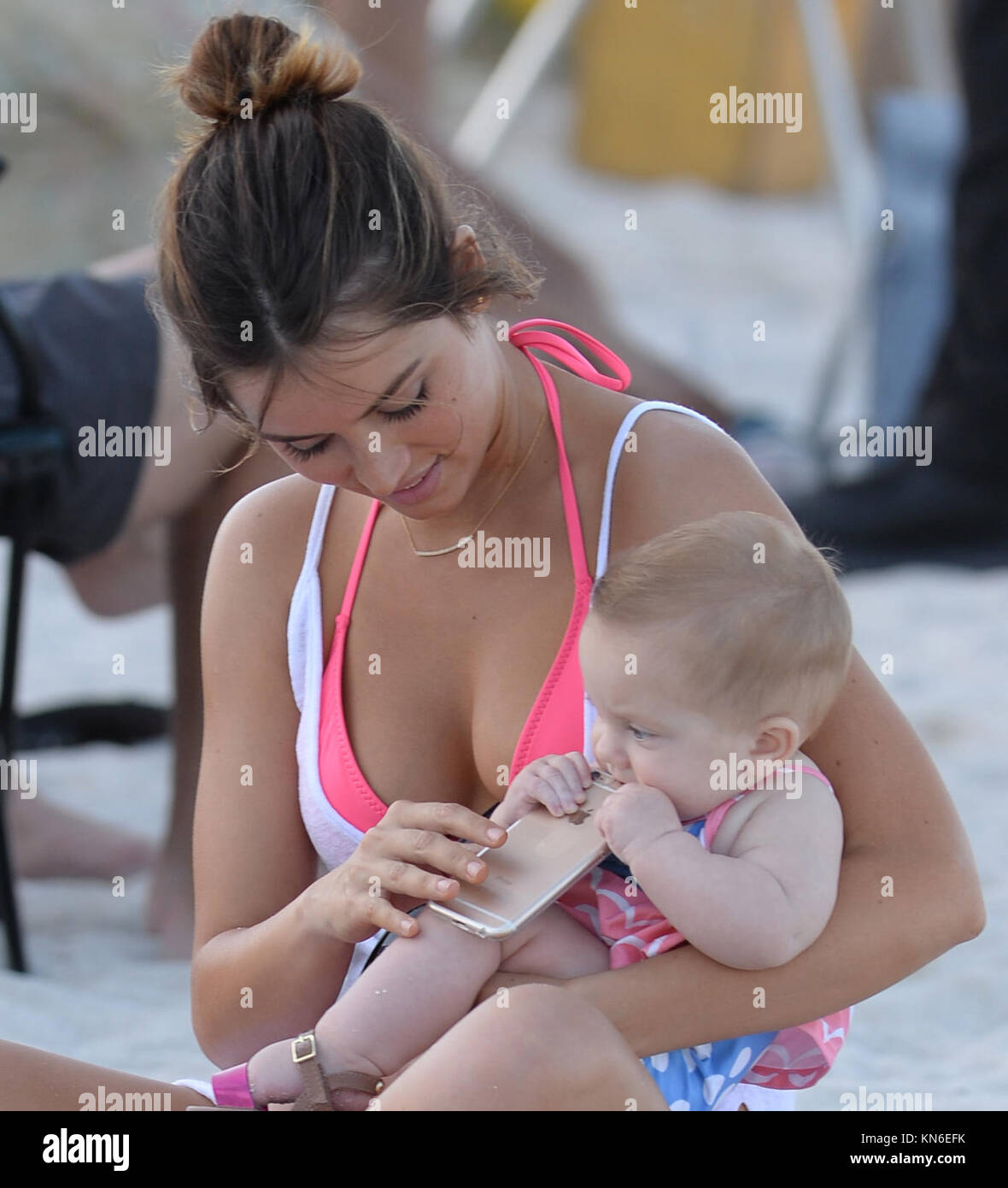 MIAMI BEACH, FL - Mai 08: Akteure Ana de Armas und Meilen Erzähler Film auf der Miami eingestellt von Waffen und Gecken mit Regisseur Todd Phillips am 8. Mai 2015 in Miami Beach, Florida. Personen: Ana de Armas Stockfoto