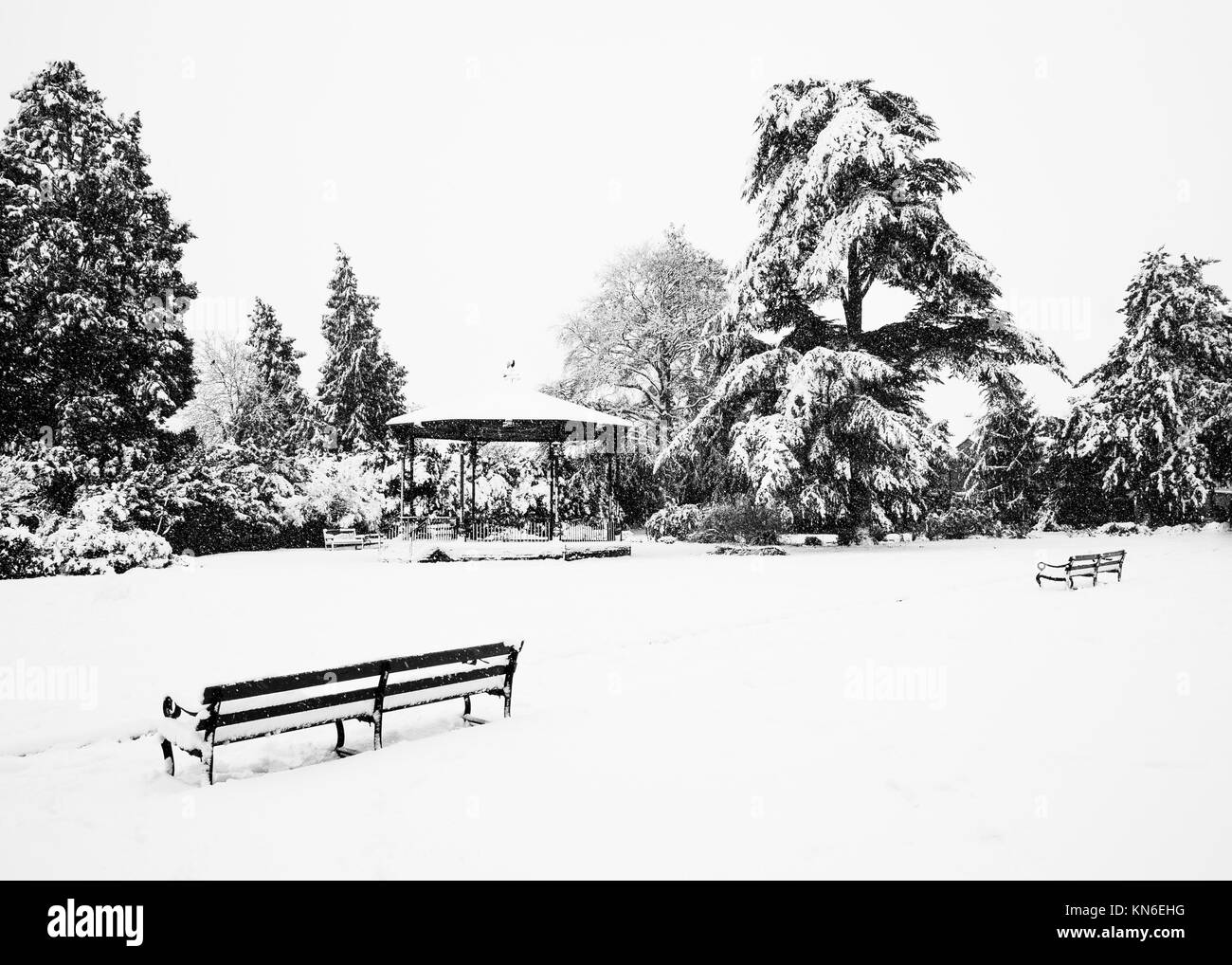 Schnee rund um die Band stand in Garth Park, Bicester. Stockfoto