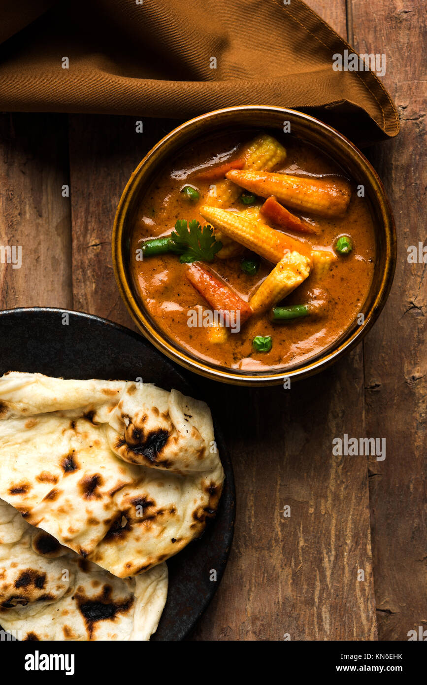 Indische Baby Mais Masala oder würzigen Baby Mais curry mit Roti oder ...