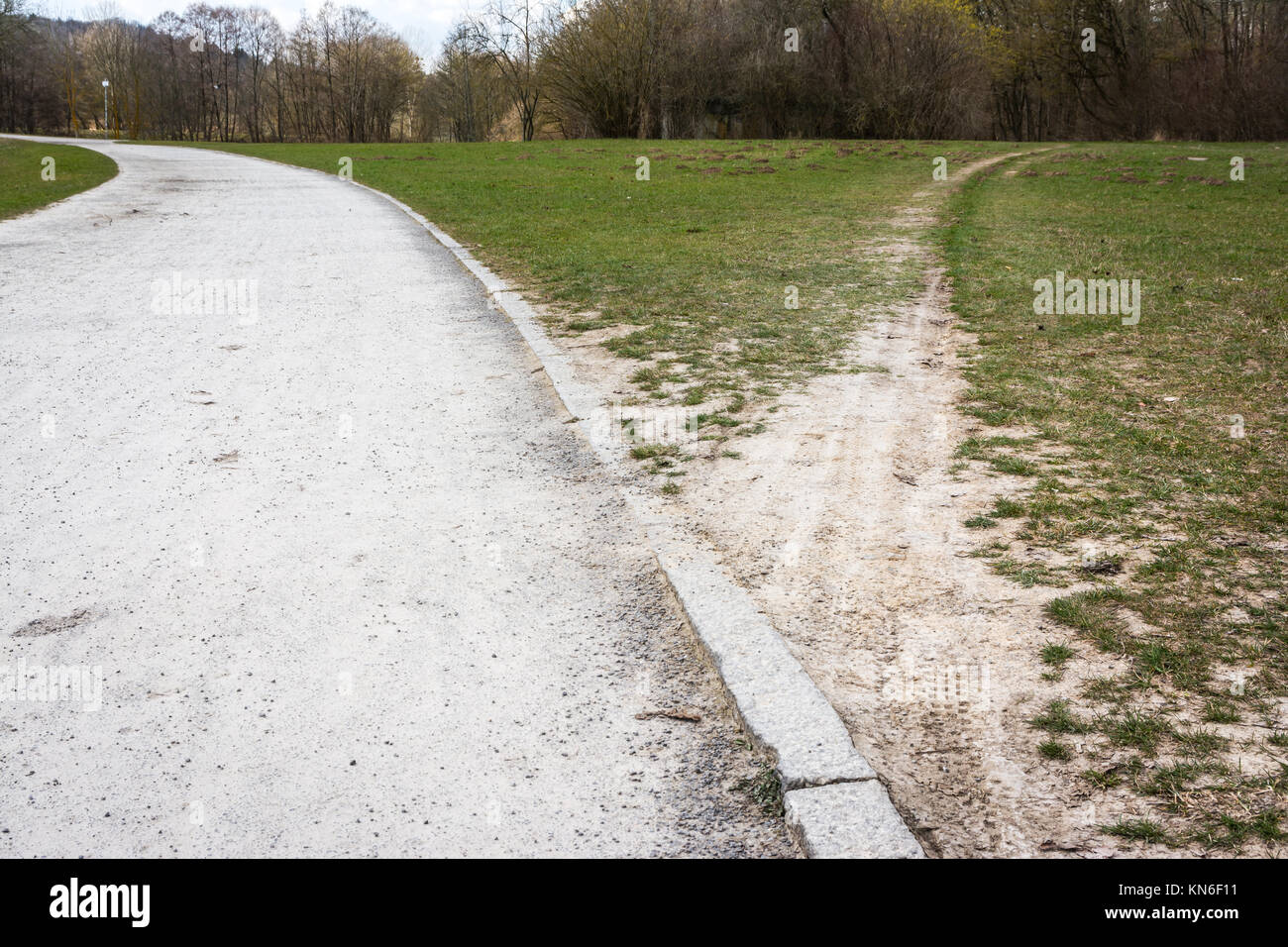 Abweichende Pfad Bürgersteig Dirth Pfad Gras im freien Entscheidung Straße Reiste Weniger Stockfoto