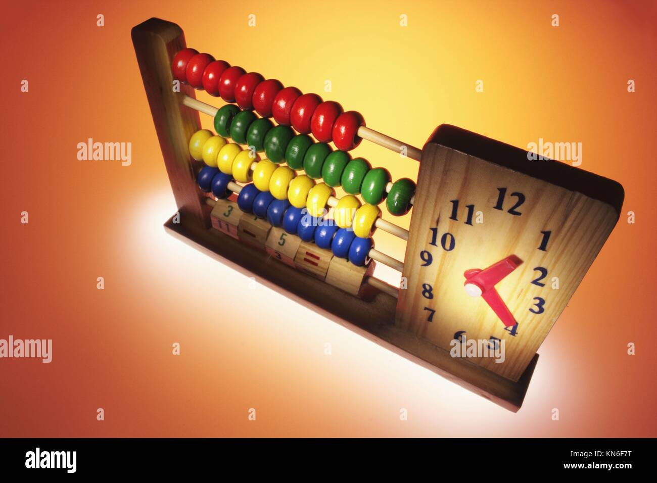 Abacus und Uhr Lernende Abacus, Perlen, Zählen, zählen, Uhr, Zeit, Zeiger,  Zahlen, Mathematik, Mathematik, Rechnen, Lesen, Schreiben, Bildung  Stockfotografie - Alamy