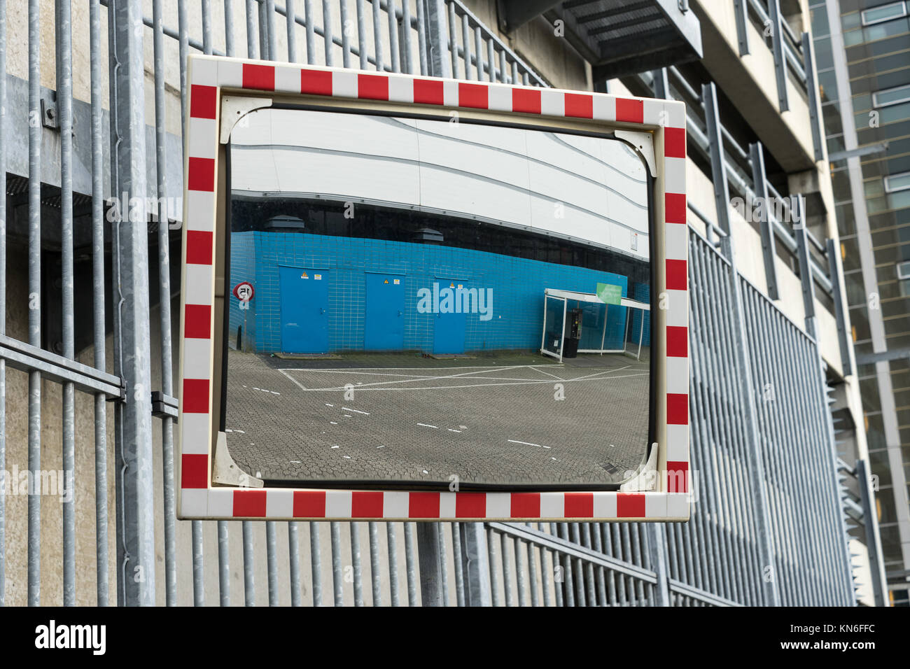 Verkehr Spiegel zu sehen Autos von um die Ecke für Sicherheit  Stockfotografie - Alamy