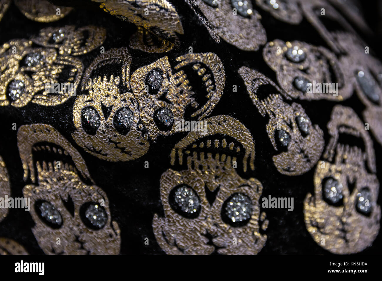 Golden Gem Schädel Strass Stoff Textur muster Nahaufnahme Halloween Dekoration Stockfoto