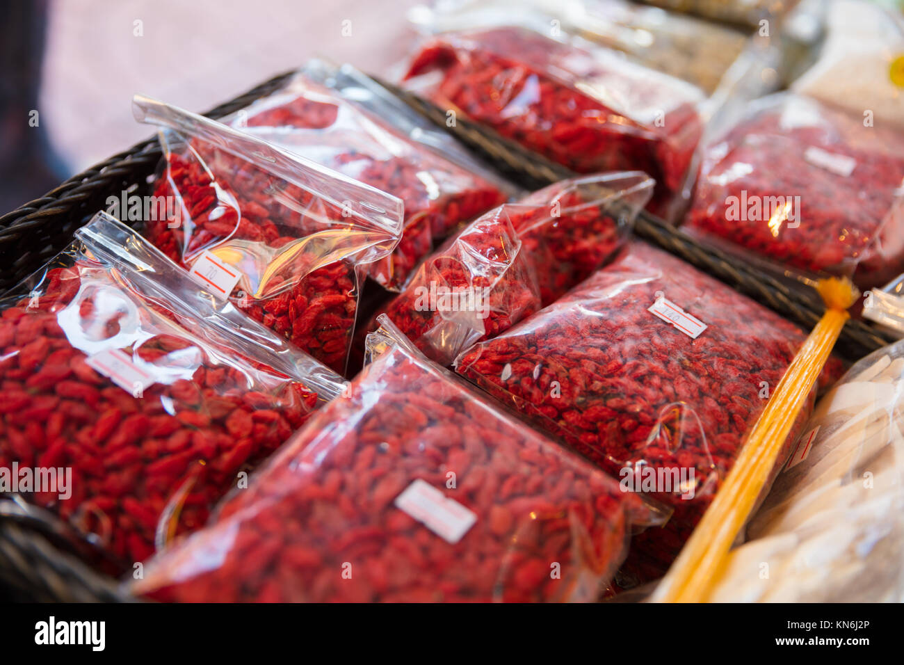 Getrocknete Goji Beeren in Plastiktüten an den lokalen Markt Stockfoto