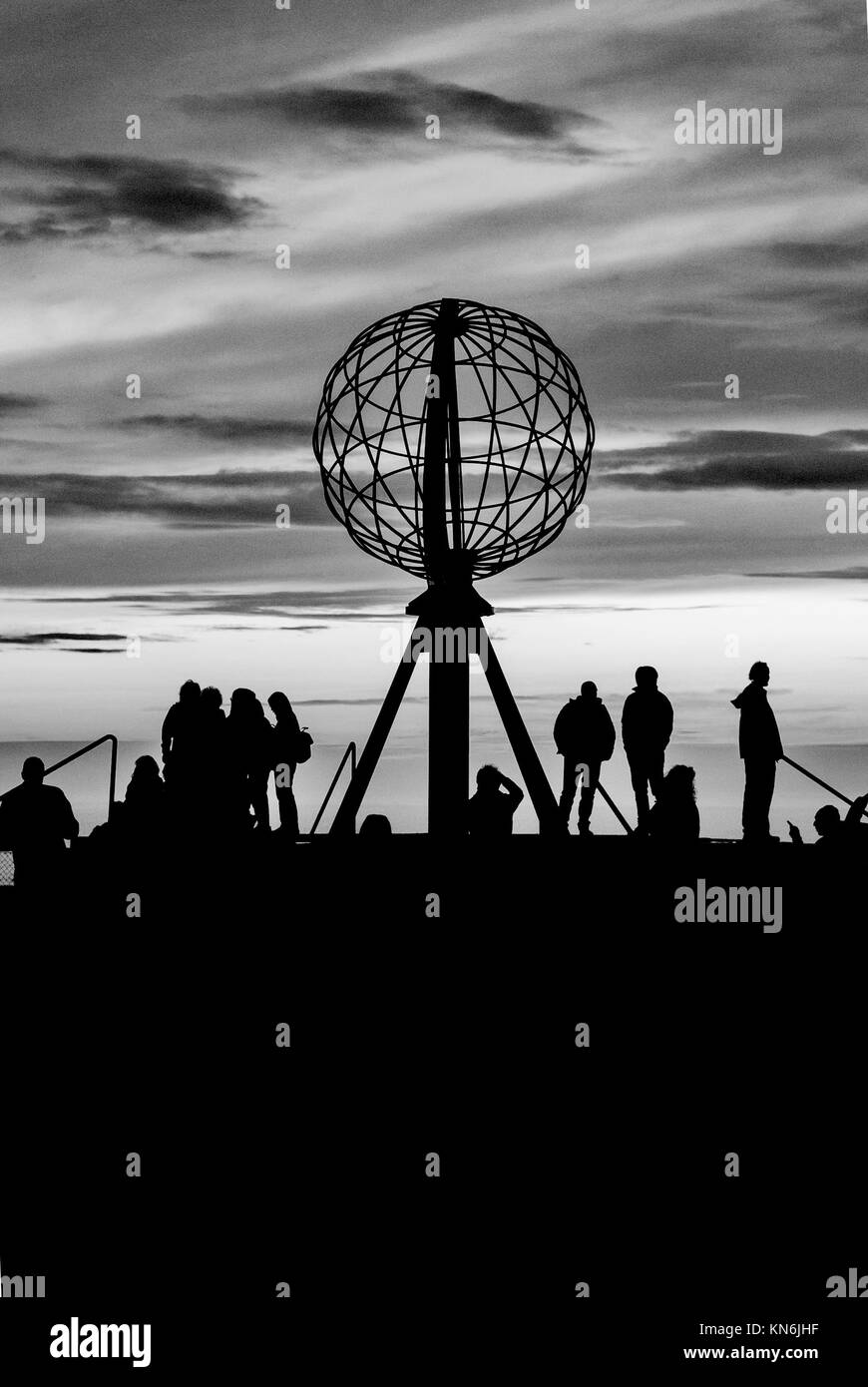 Globus Denkmal am Nordkap um Mitternacht, Insel Mageroya, Norwegen Stockfoto