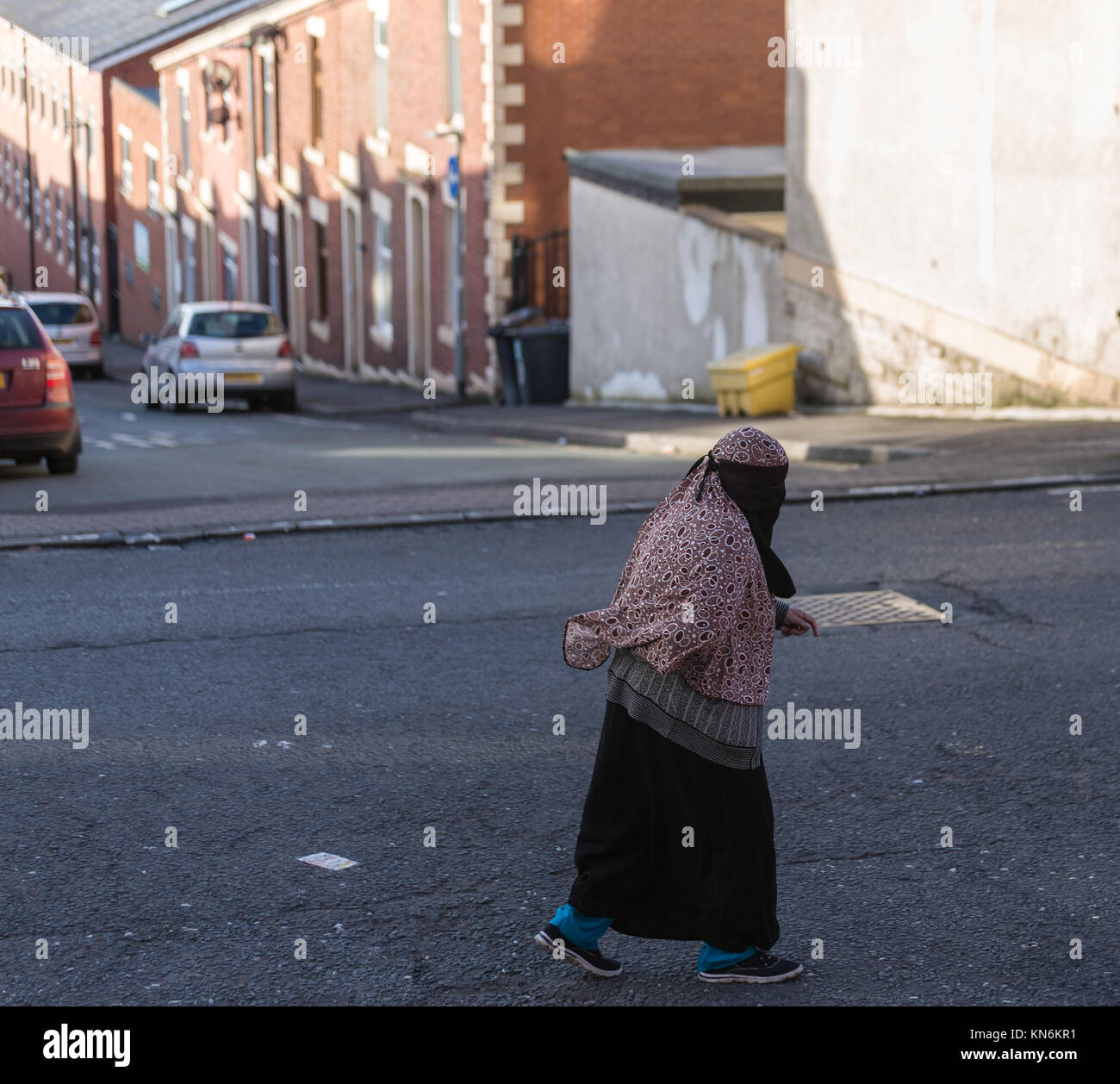 In voller Gesichtsschleier Muslimischen entlang der London Road Blackburn Stockfoto