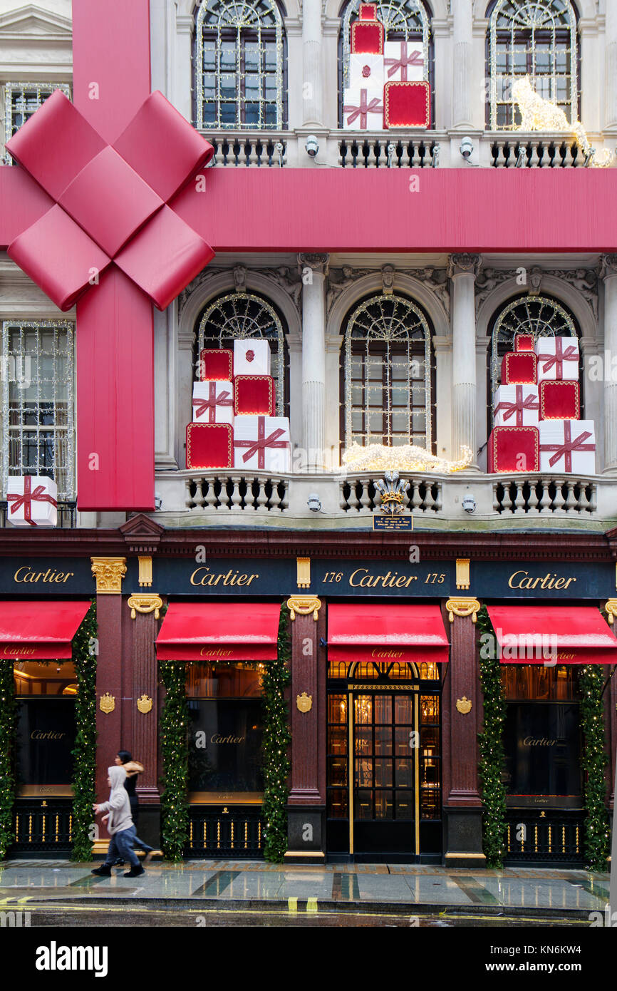 LONDON, Großbritannien - 10. Dezember 2017: Cartier shop auf New Bond Street erhält für Weihnachten dekoriert. Cartier hat drei Flaggschiff Boutiquen: Paris, Lo Stockfoto