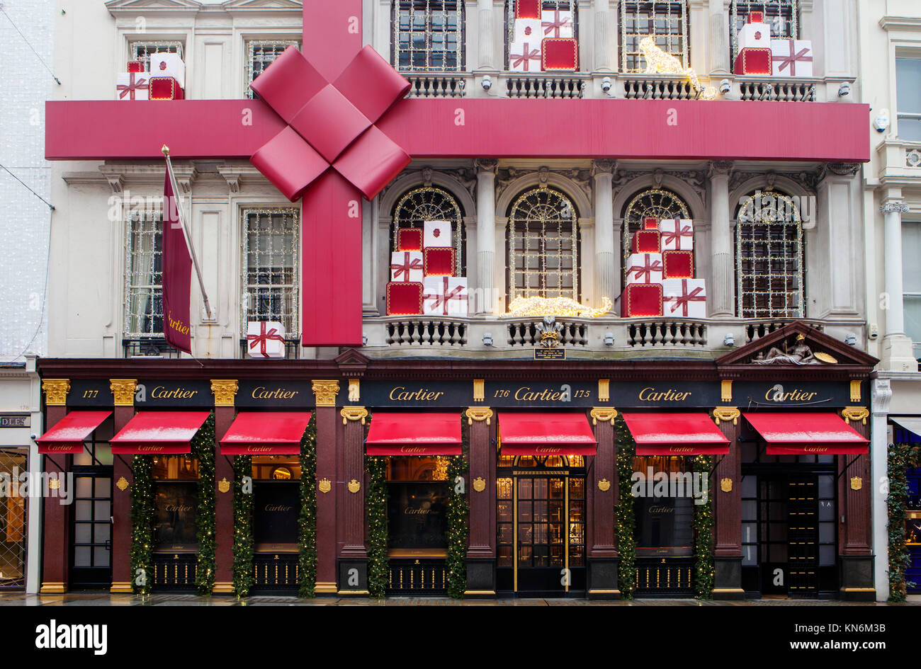 LONDON, Großbritannien - 10. Dezember 2017: Cartier shop auf New Bond Street erhält für Weihnachten dekoriert. Cartier hat drei Flaggschiff Boutiquen: Paris, Lo Stockfoto