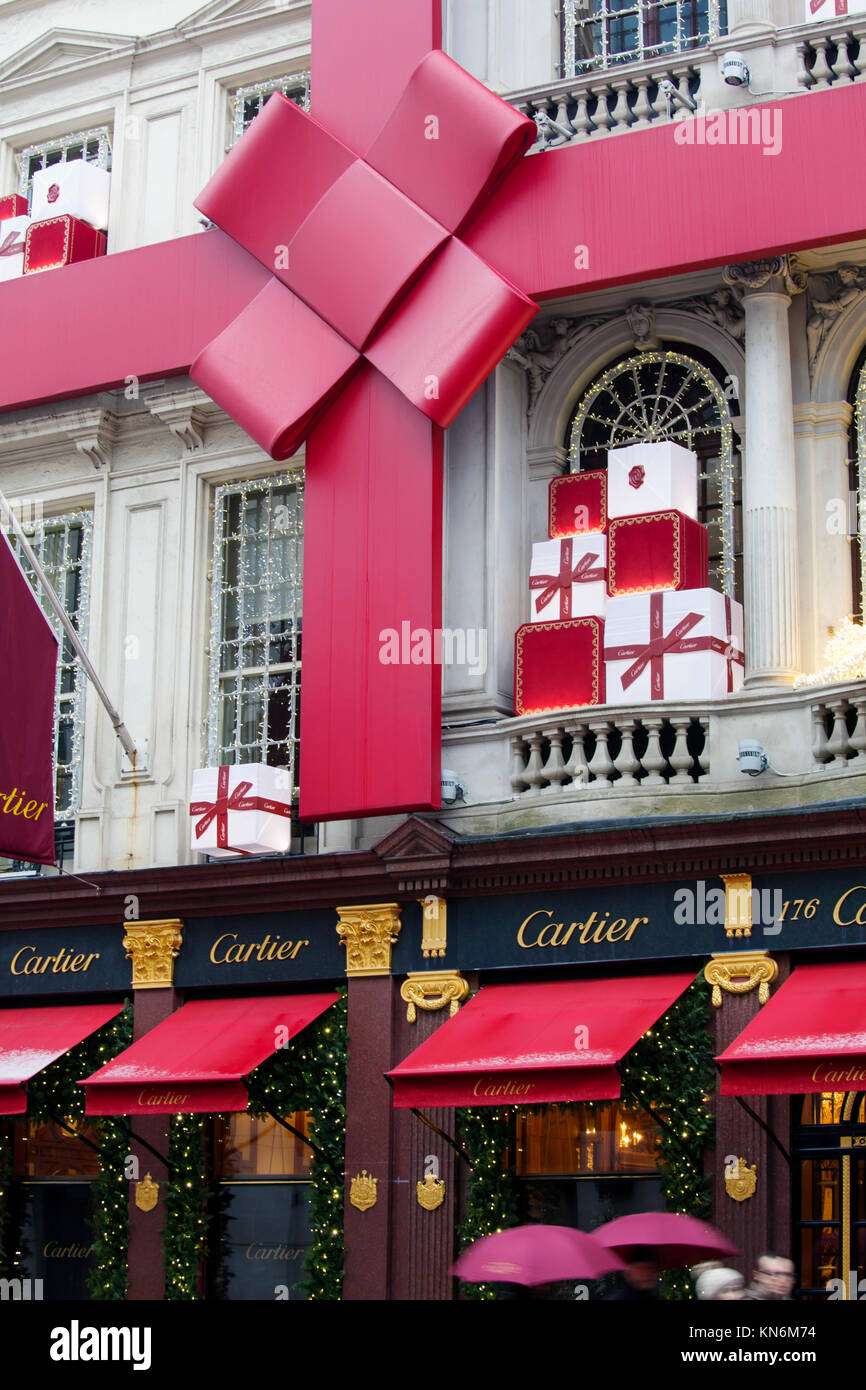 LONDON, Großbritannien - 10. Dezember 2017: Cartier shop auf New Bond Street erhält für Weihnachten dekoriert. Cartier hat drei Flaggschiff Boutiquen: Paris, Lo Stockfoto