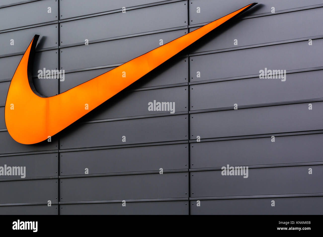 Nike Swoosh Logo auf Metzingen Outlet Shopping Komplex in Deutschland, in  ganz Europa am 1. November 2017 Stockfotografie - Alamy