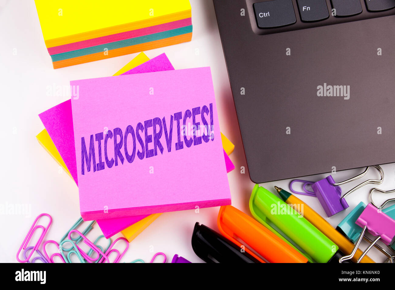 Schreiben Text anzeigen MicroServices-Architektur im Büro mit Umgebung wie Laptop, Marker, Pen gemacht. Business Konzept für Micro Services Workshop whit Stockfoto