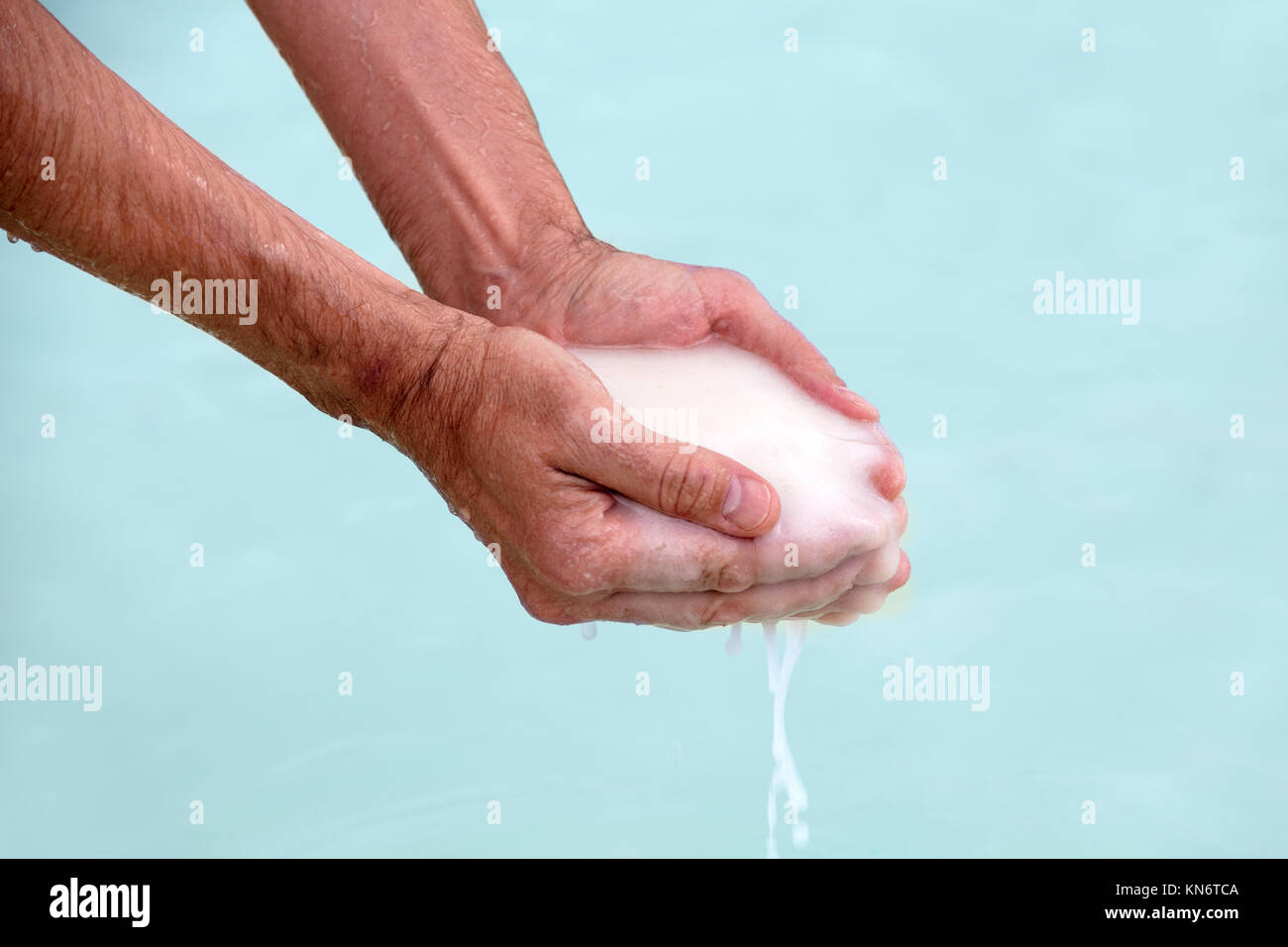Salz aus dem Toten Meer in männlichen Händen Stockfoto
