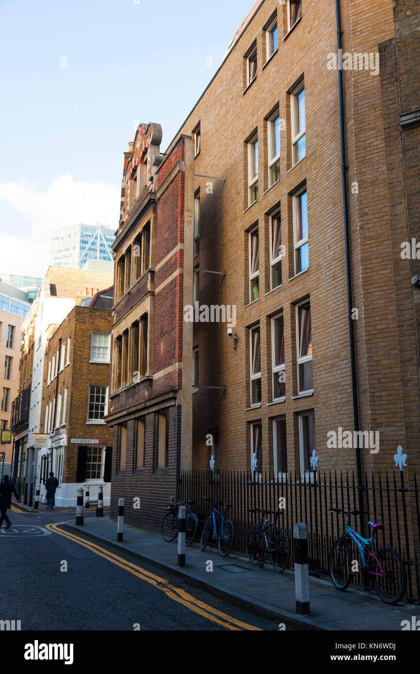 Erhalten Fassade an der Kreuzung der Artillerie Lane, Crispin Street und Gun Street, London, E1, UK Stockfoto