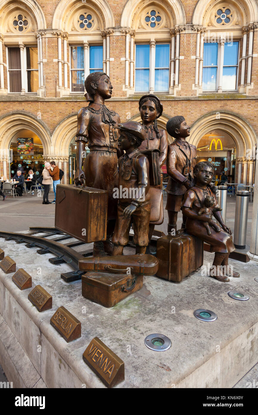 Statue von kindertransport Kinder von Frank Meisler außerhalb zum Bahnhof Liverpool Street, London, UK Stockfoto