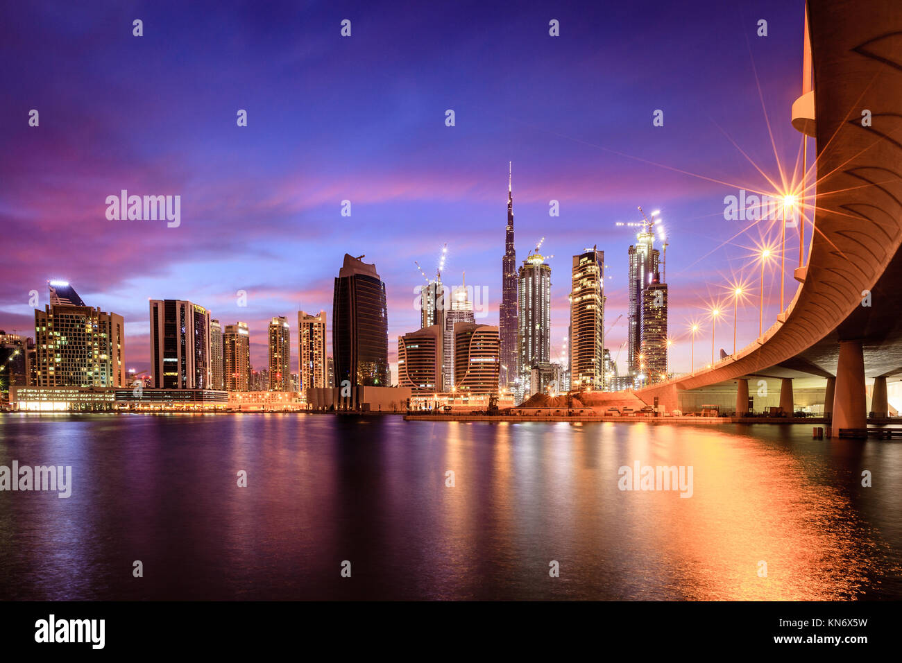 Blick auf Dubai Downtown Skyline bei Nacht Stockfoto