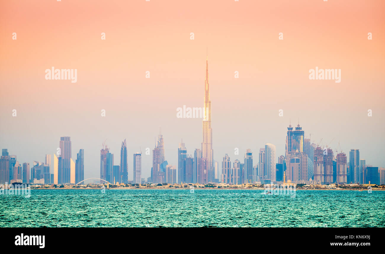 Meer Blick auf die Skyline von Dubai Downtown bei Sonnenuntergang Stockfoto