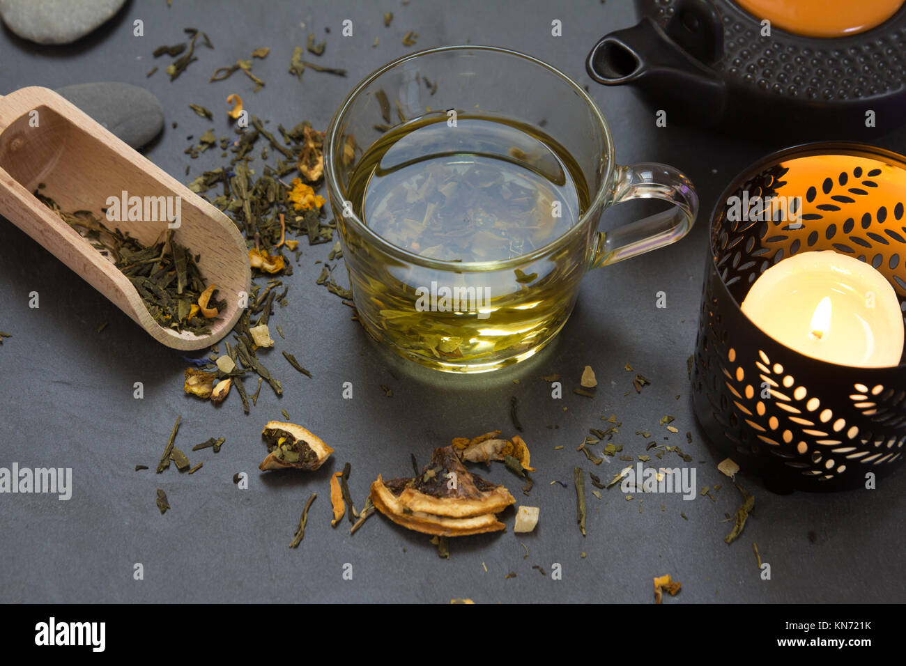 Grüner Tee in Tasse und Kerze, Ansicht von oben Stockfoto