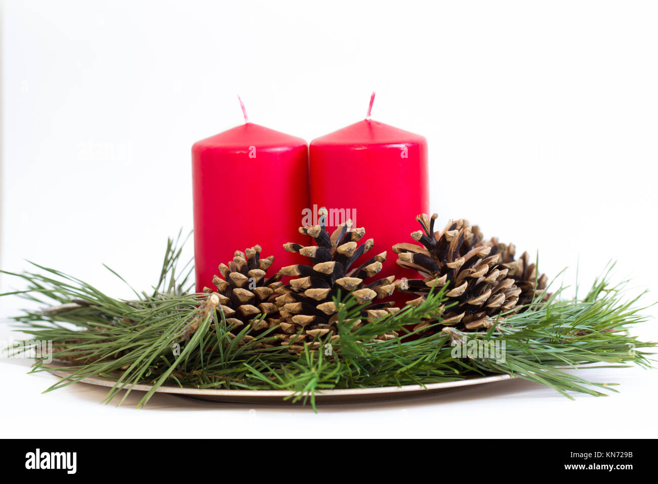 Weihnachten Dekoration mit Kerzen isoliert auf weißem Stockfoto